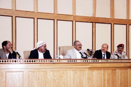 رئيس الجمهورية يلقي كلمته أثناء لقائه بأعضاء مجلس النواب وأمناء عموم المجالس المحلية ومدراء المديريات في محافظتي لحج والضالع أمس